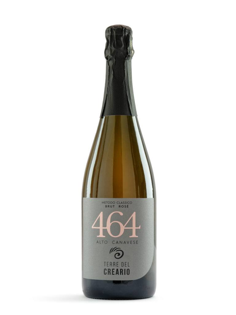 Si tratta dell’unico “Metodo Classico” ottenuto dalla vinificazione in rosa del nebbiolo presente all’interno della Riserva Naturale del Sacro Monte di Belmonte. Ambiente, biodiversità e microlima del cru di produzione, caratterizzano il vitigno con una versione spumante sorprendente.